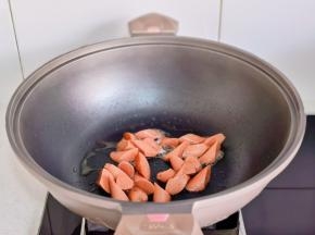 火腿煎至微黄。