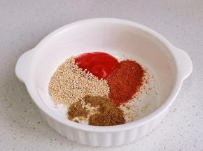 芝麻+辣椒粉+孜然粉+番茄酱+盐。