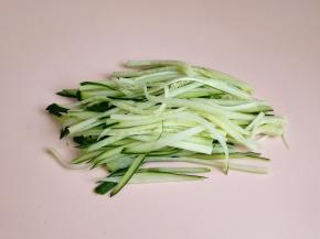 黄瓜洗净切丝。