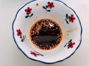 再加入醋，白糖，鸡粉，白芝麻和适量盐搅拌均匀