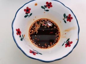 再加入醋，白糖，鸡粉，白芝麻和适量盐搅拌均匀