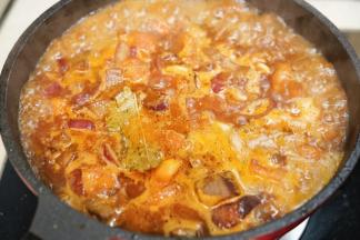 勺入2大勺红酒和1大勺米醋，加入盐和1片香叶一起烧