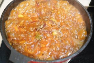 磨入少许黑椒碎翻拌均匀