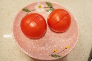 番茄洗净后用小刀在其表面划十字