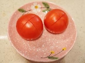 番茄洗净后用小刀在其表面划十字