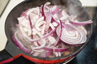 加入洗净切丝的紫洋葱翻炒均匀