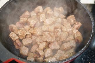 锅里再倒入30毫升橄榄油，把牛肉粒翻炒至表面微黄