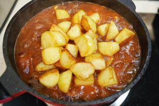 倒入煎香的土豆块翻炒均匀