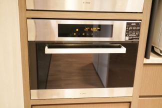 蒸箱里的水壶加入适量清水，以100摄氏度蒸肉键预热