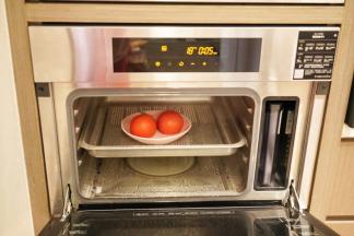 把番茄放入预热好的蒸箱中层蒸5分钟