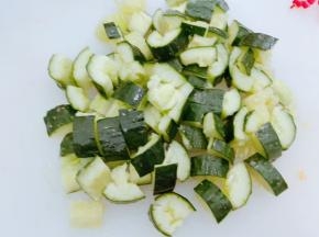 剩下的青瓜拍成小段