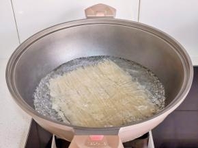 锅中水烧开下米线煮熟。