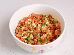 葱花搅拌均匀腌制5分钟。