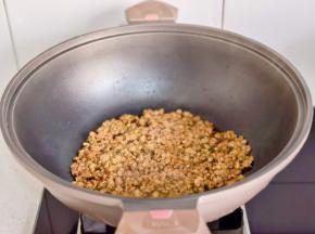 起油锅，倒入肉沫翻炒变色。