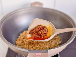 加入豆瓣酱翻炒。