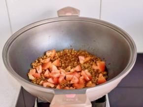 加入番茄+生抽+蚝油炒出汤汁。