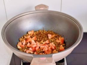 加入番茄+生抽+蚝油炒出汤汁。