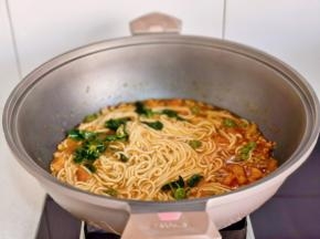 加青菜，线椒段煮沸关火。