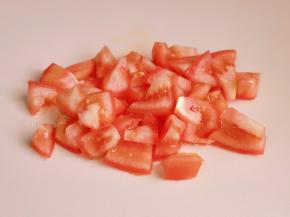 番茄切小块备用。