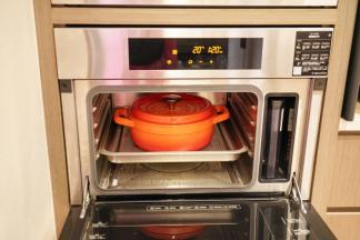 把番茄牛肉放入蒸箱下层蒸1小时20分钟