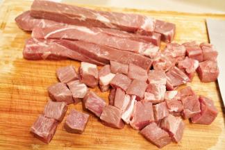 热锅后倒入植物油，放入去皮滚刀切块的土豆煎炒至表面金黄