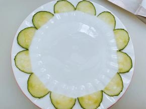 在盘里摆出花型