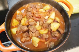 把煮开的番茄牛肉倒入砂锅里