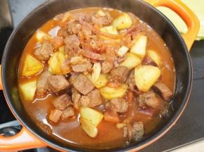 把煮开的番茄牛肉倒入砂锅里