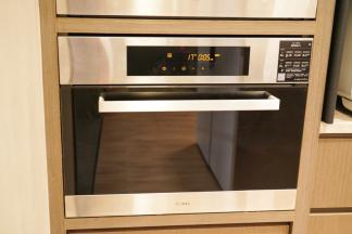 蒸箱里的水壶加入适量清水，以100摄氏度预热