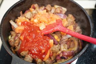加入蒸好去皮切小丁的番茄和番茄沙司一起翻炒均匀