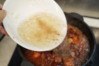 倒入牛肉高汤，大火烧开