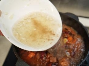 倒入牛肉高汤，大火烧开