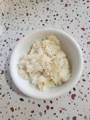 中午吃剩的米饭还有一大碗。拿来做一个洛神花甜酒酿！