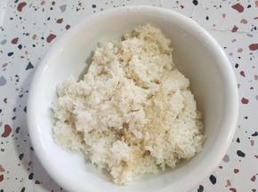 中午吃剩的米饭还有一大碗。拿来做一个洛神花甜酒酿！