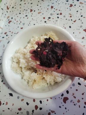 剩米饭放至温热，不烫手，放入一大把洛神花(洛神花提前用凉开水或者矿泉水冲洗一下表面的灰尘）！