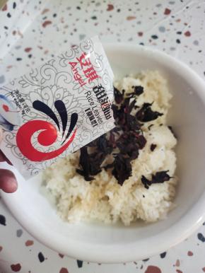 再倒入一包甜酒曲！(想喝酒劲儿大的也可以放2包甜酒曲！我买的这款安琪甜酒曲是甜味型，没啥酒劲儿！)