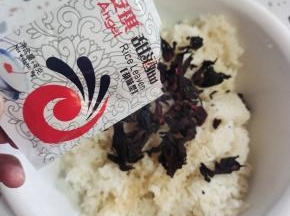 再倒入一包甜酒曲！(想喝酒劲儿大的也可以放2包甜酒曲！我买的这款安琪甜酒曲是甜味型，没啥酒劲儿！)