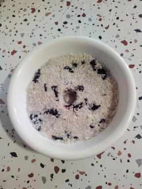 再用擀面杖在中间掏一个洞，方便出酒水！