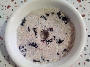 再用擀面杖在中间掏一个洞，方便出酒水！