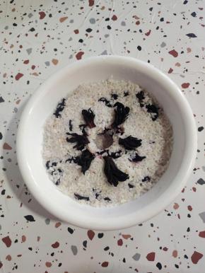 再在上面摆放一圈洛神花！(想要做出来的洛神花甜酒酿颜色浓一点，红红的可以多放一些洛神花，喜欢淡淡的颜色就少放几个洛神花！)