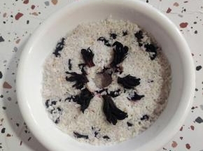 再在上面摆放一圈洛神花！(想要做出来的洛神花甜酒酿颜色浓一点，红红的可以多放一些洛神花，喜欢淡淡的颜色就少放几个洛神花！)