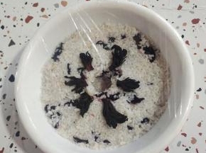 用保鲜膜封起来，放在温暖的地方（室温20度以上）密封发酵3天！如果天气冷可以适当延长发酵时间！