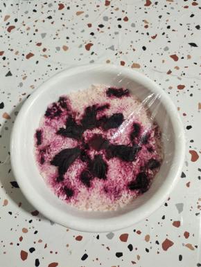 这是发酵了三天的洛神花甜酒酿！已经闻到酒香味儿了！