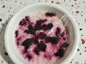 这是发酵了三天的洛神花甜酒酿！已经闻到酒香味儿了！