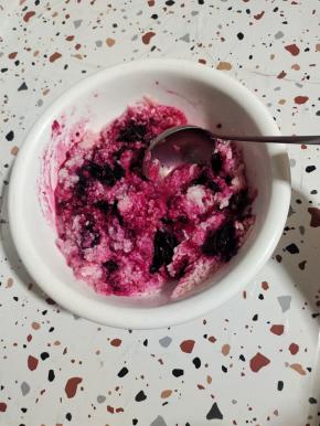 用无油无水的干净勺子翻拌均匀！