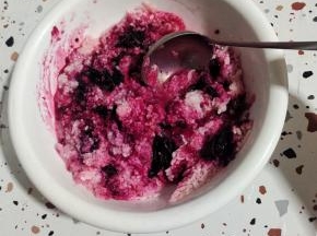 用无油无水的干净勺子翻拌均匀！