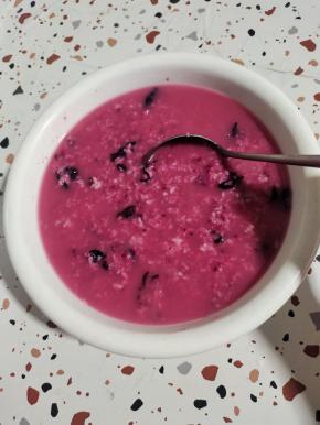 搅拌均匀！（加入矿泉水的量是甜酒酿的一半的量！）