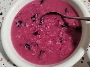 搅拌均匀！（加入矿泉水的量是甜酒酿的一半的量！）