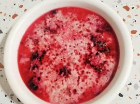 这是二次发酵了三天的洛神花甜酒酿。看看好多的甜酒水啊！