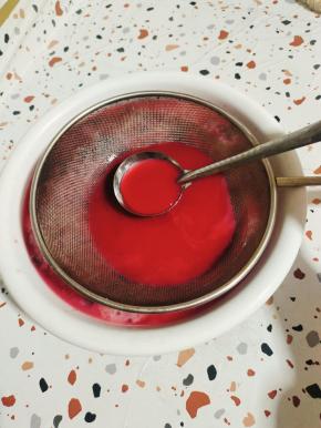 用豆浆机的过滤网把酒汁儿过滤出来！（也可以用纱布来过滤！看看自己怎么方便怎么来操作！切记过滤网和纱布都要提前清洗干净，做到无油无水！）